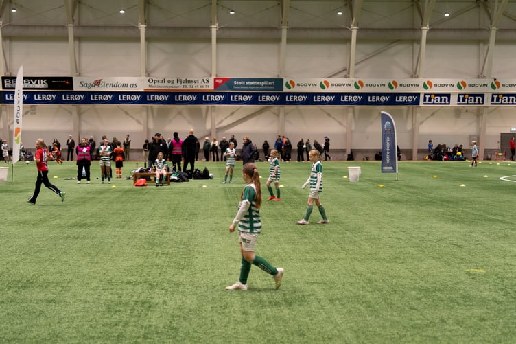 Jentelag i fotballcamp under cup.