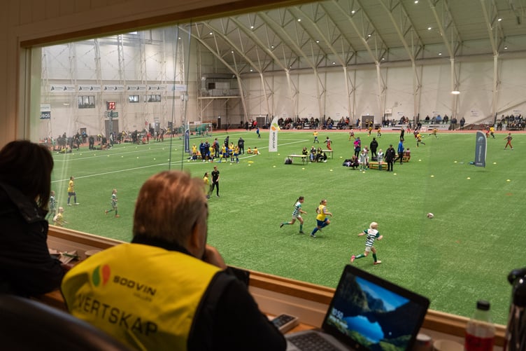 Utsikt fra speakerbua i hallen, under fotballcup..
