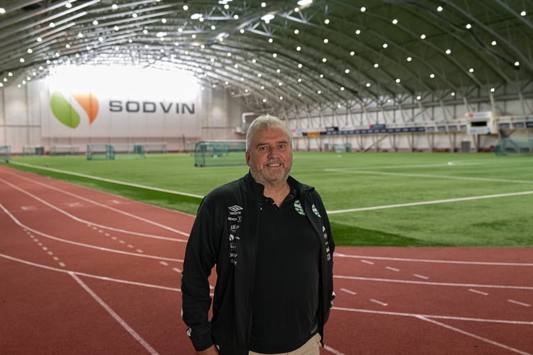 Portrett av Olav Magnus Stamnestrø inne i hallen.
