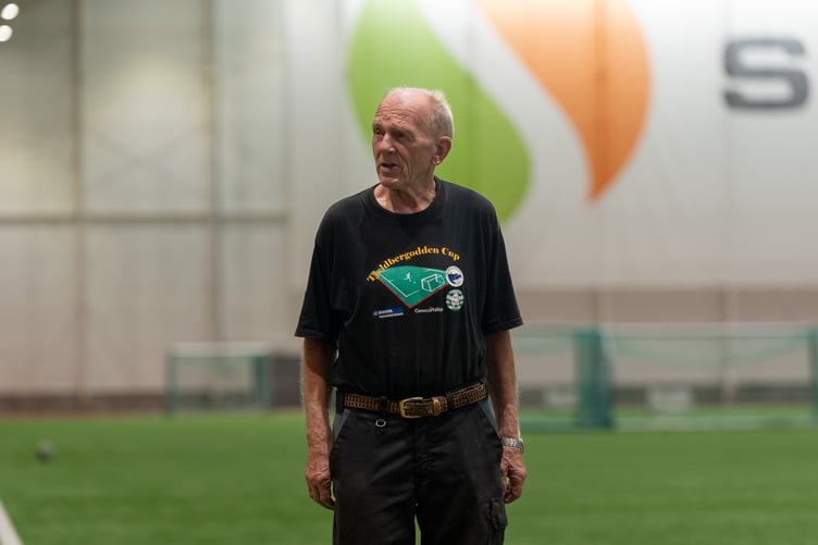 Portrett av Tom Aune inne i hallen.