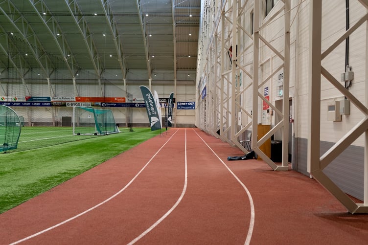 Løpebanen som går rundt fotballbanenen.
